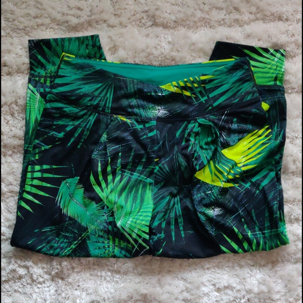 NWT Palm print yogi capris